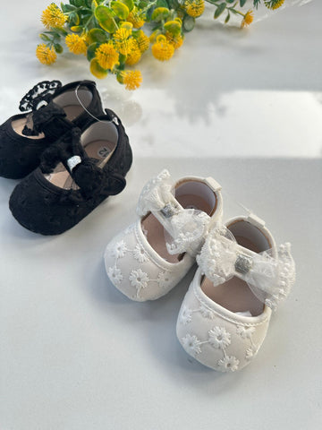 Eyelet lace shoe