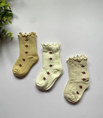 Daisy dot baby socks